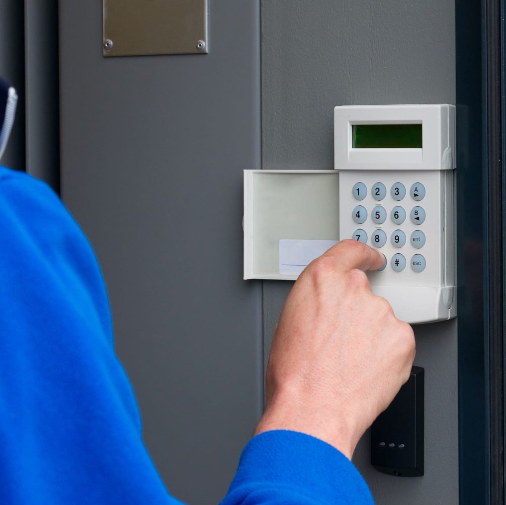 Надежная охранная сигнализация для защиты вашего бизнеса от взлома